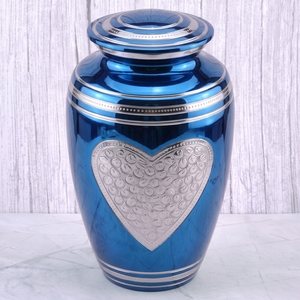 Urne funéraire pour adultes en laiton avec motif cœur bleu et argenté, finition brillante, pour cendres humaines, urne commémorative funéraire - Product Image 1