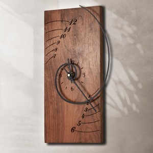 Horloge murale industrielle steampunk en bois de noyer artisanal avec engrenages en laiton, diamètre 45 cm |   Vente en gros - Product Image 3