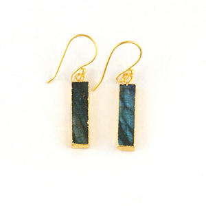 Boucles d'oreilles hypoallergéniques en labradorite naturelle multicolore, forme barre, laiton plaqué or 18 carats, légères, pour un usage quotidien. - Product Image 2