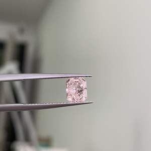 Diamantes Sueltos al por Mayor de 1-10 Quilates, Corte Radiante, Certificados por IGI, Claridad VVS, Diamantes Cultivados en Laboratorio CVD, Color Rosa Claro Fantasía - Product Image 1