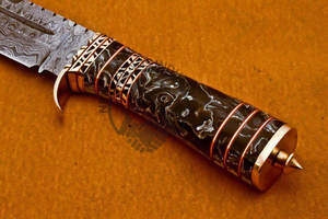 Nueva Edición Cuchillo de Caza de Acero de Damasco Hecho a Mano con Mango de Acrílico y Latón, Hoja Fija, Cuchillo Táctico para Camping y Supervivencia - Product Image 5