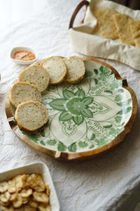 Plateau de service rustique en bois avec motif à carreaux verts et fleurs oranges, vaisselle réutilisable - Product Image 3