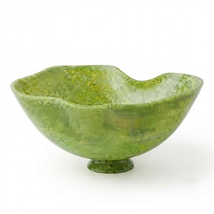 Bol décoratif en résine époxy fait main, vert menthe de luxe, texture marbrée, avec base sur piédestal et bord ondulé organique, vente en gros - Product Image 1