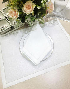 Ensemble de sets de table et de serviettes personnalisés en coton blanc brodé de petites fleurs, lavables, avec ourlet festonné, pour la maison et les événements de mariage - Product Image 4