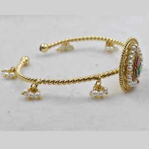Brazalete abierto de latón chapado en oro, de diseño tradicional indio, hecho a mano, a la última moda, para niñas y mujeres. - Product Image 3
