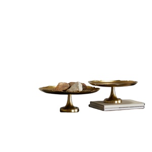 Support à gâteau en métal doré royal fabriqué à la main Plaque de piédestal à dessert de luxe avec base uniforme minimum - Product Image 4