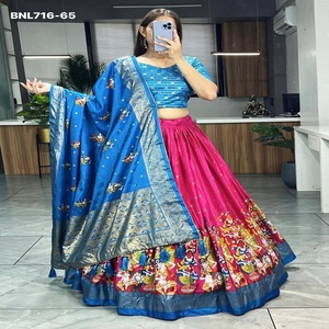 Proveedor de Lehenga-Choli y Dupatta de excelente calidad en seda Dola con borde estampado y detalles en foil en contraste, procedente de Surat. - Product Image 1