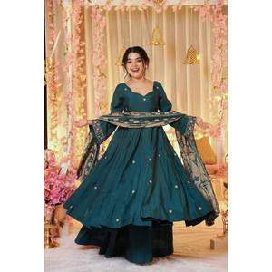 Robe Anarkali brodée faite à la main avec dupatta, idéale pour les fêtes, silhouette trapèze avec travail de sequins, taille empire, taille XL pour un confort optimal - Product Image 4