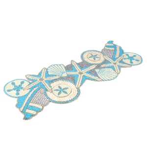 Chemin de table perlé fait main avec étoiles de mer et coquillages brodés, idéal pour la décoration de la maison de bord de mer ou les mariages - Product Image 1