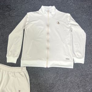 Survêtement de sport personnalisé en tissu polyester et élasthanne de haute qualité, disponible au prix fabricant et avec service OEM - Product Image 4