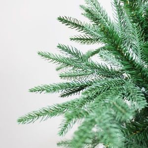 Árbol de Navidad Curvo de 6 Pies con 830 Puntas, PE Verde y Base de Metal, Forma Irregular y Apariencia Realista para Uso en Interiores - Product Image 6