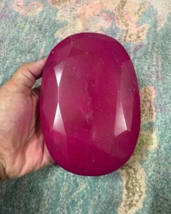 พลอยทับทิมสีแดงเข้มทรงรีเจียระไนแบบมรกต ขนาด 4000 กะรัต พลอยธรรมชาติเม็ดเดี่ยว ขัดเงา สีแดงเข้ม ขนาดใหญ่ - Product Image 5