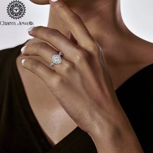 Anillo de Compromiso Charm_Jewells para Mujer con Moissanita Corte Cojín, Plata 925 con Baño de Rodio, Engaste de Garras, Estilo Clásico, Certificado IGI - Product Image 2