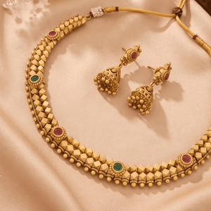 Conjunto de Collar Gargantilla Geométrico de Cadena de Cobre Mate Chapado en Oro con Diseño de Cuerda Tradicional y Pendientes Jhumka Étnicos Indios de Templo Antiguo para Mujer - Product Image 3