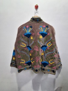 Chaqueta de Terciopelo Premium Hecha a Mano para Mujer, Bordado Floral Botánico, Terciopelo Color Durazno, Abrigo de Moda - Product Image 4