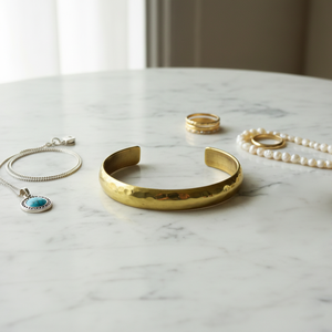 กำไลข้อมือทองเหลืองตีลายทำมือ - กำไลปรับขนาดได้สีทอง - เครื่องประดับเรียบง่ายสำหรับผู้ชายและผู้หญิง - Product Image 4