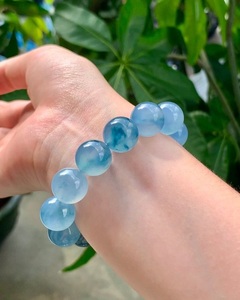 Bracelet en résine fait main avec un design décoratif haut de gamme, accessoire de mode moderne pour rehausser le style au quotidien - Product Image 2