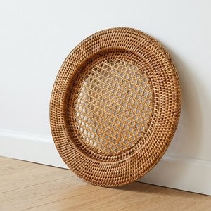 Assiette de présentation ronde en rotin tressé à la main, naturelle et économique, pour la décoration de table, les mariages et les événements - Product Image 2