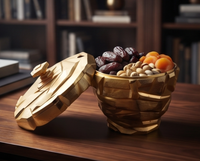 Boîte de rangement de luxe en métal doré à facettes pour fruits secs et dates, avec couvercle et texture géométrique effet pierre taillée