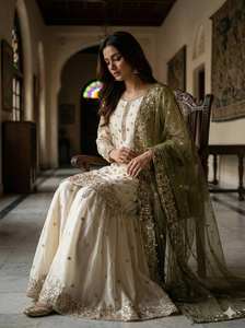 ชุดการาร่าผ้าไหมเฟนดี้แท้พรีเมียมปักลายหนัก พร้อมผ้าคลุมไหล่เนื้อนุ่ม – ชุดพื้นเมืองสำหรับงานเทศกาลและงานแต่งงานที่สง่างาม - Product Image 4