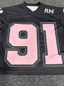 Camiseta de Fútbol Americano Personalizada para Hombre, Negra y Rosa, Cuello en V, Manga Larga, Malla Transpirable, Ropa Deportiva para Adultos, 100% Poliéster, Corte Holgado - Product Image 2