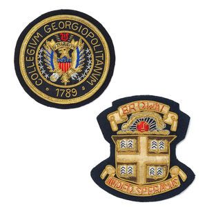 Insignias Bordadas a Mano para Blazer con Diseño Personalizado de Alambre Metálico y Pin de Seguridad - Product Image 3