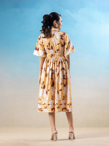 Vestido midi amarillo y blanco con estampado floral, cuello camisero, mangas cortas regulares, detalle fruncido o plisado, corte recto. - Product Image 2
