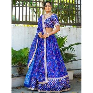 Lehenga Choli en organza imprimé de fleurs bleu royal pour mariage - Product Image 2