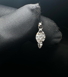 Pendientes de Lujo con Diamantes Marquise en Oro de 14K y Silueta de Pluma Flotante - Product Image 2