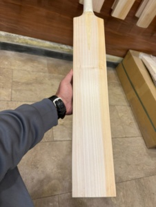 Batte de cricket Hoserz International de qualité supérieure, en saule anglais, légère, de qualité professionnelle, fabriquée à la main, pour le cricket à balle dure, 38/40 mm - Product Image 1