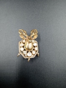 เข็มกลัดรูปนกยูงชุบทอง AMAIRA JEWELS ประดับด้วยมอยส์ซาไนต์และพลอยโพลกี้แบบฝังกรงเล็บ เครื่องประดับแฟชั่นสำหรับทุกเพศ - Product Image 2