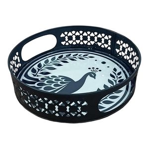 Bandeja decorativa redonda de metal con estampado de pavo real y diseño recortado, estilo contemporáneo para decoración del hogar, bandeja de diseño, bandeja de metal. - Product Image 1