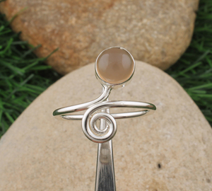 Anillo de Piedra Lunar Gris Natural con Plata de Ley 925, Gema Tallada, Estilo Clásico de Boda para Mujer, Joyería de Piedra Natal de Noviembre, Venta al por Mayor - Product Image 1