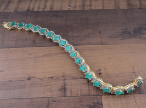 Bracelet en pierre verte taille émeraude plaqué or 18 carats, bracelet à maillons de luxe en pierres précieuses, fabriqué à la main par le fabricant - Product Image 4