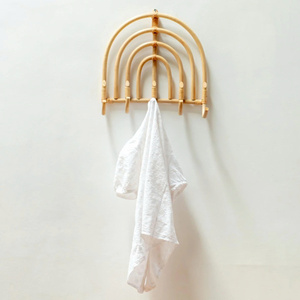 Porte-manteau mural arc-en-ciel en rotin naturel tressé à la main, élégant et décoratif, pour chambre d'enfant, organisateur mural charmant, durable et écologique - Product Image 1