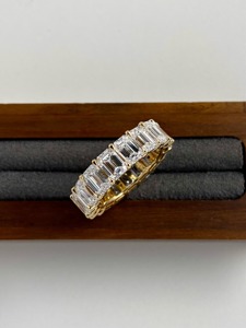 Bague de mariage minimaliste en or jaune 14K, sertie de 8,8 carats de diamants taille émeraude couleur D-F, clarté VS+, monture à griffes, alliance éternité complète, certifiée IGI - Product Image 3