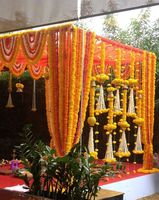 Indiase handgemaakte kunstmatige witte en gele jasmijn decoratieve goudsbloem bloemenkransen bruiloft Haldi Mehndi Sangeet feestelijke decoratie