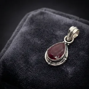Susurros de Deseo, Colgante de Plata de Ley 925 con Cuarzo Rojo para Mujer, Joyería Clásica Unisex - Product Image 4