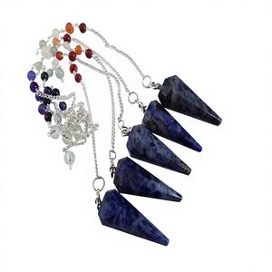 Pendule de radiesthésie artisanal en sodalite naturelle, en forme de cône, avec perles des sept chakras, vente en gros du Gujarat - Product Image 1