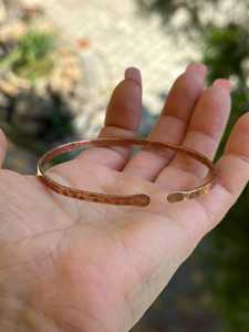 Bracelet manchette fin en cuivre pur fait main, bijou artisanal martelé en cuivre, pour hommes et femmes, OEM - Product Image 5