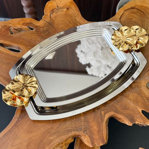 Ensemble de plateaux rectangulaires élégants en métal doré avec poignées décoratives en forme de fleurs pour un service chic et une présentation raffinée sur la table. - Product Image 4