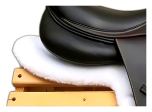 Selle d'entraînement de dressage équestre style anglais, aspect cuir, personnalisée, double arceau en bois, avec accroche en laiton pour l'entraînement - Product Image 3