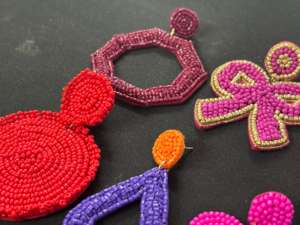 Pendientes de cuentas hechos a mano con diseño geométrico colorido de corazón y lazo para mujer, joyería de moda. - Product Image 3