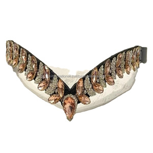 Bridelet de cheval en cuir artisanal, rembourré et doux, orné de cristaux et de strass décoratifs, élégant, pour équipement équestre, bridelet personnalisé - Product Image 1