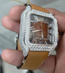 Reloj de Lujo Plateado con Incrustaciones de Diamantes VVS Moissanite, Bisel con Esfera Degradada Marrón, Números Romanos, Correa de Cuero Color Bronceado, Reloj Personalizado para Hombre - Product Image 2