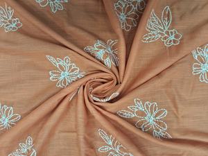 Tela Floral Estampada de Algodón Tejido Premium, Transpirable y Ligera, para Niñas y Mujeres, Color Rojo Oxidado, Marrón y Blanco - Product Image 4