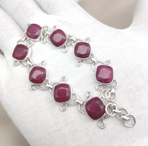 กำไลข้อมือเงินแท้ 925 ประดับพลอยทับทิมธรรมชาติทรงคุชชั่นเจียระไนแบบเหลี่ยม งานแฮนด์เมด พร้อมตัวเลือกชุบทอง สำหรับผู้หญิง เหมาะสำหรับเป็นของขวัญ - Product Image 5