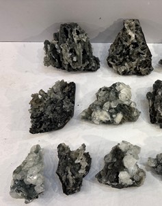 Lote de Especímenes Minerales de Calcedonia Negra Natural con Apofilita y Estilbita |   Cristales Curativos en Bruto, Matriz de Cristales para Decoración del Hogar - Product Image 3