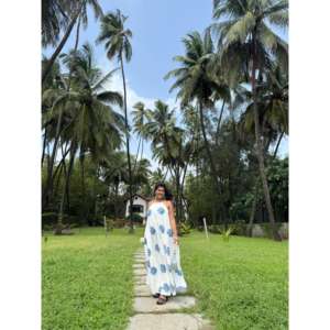 Vestido Maxi Sea Swirl con Estampado Artesanal en Tela Mulmul, Talla Única - Product Image 2