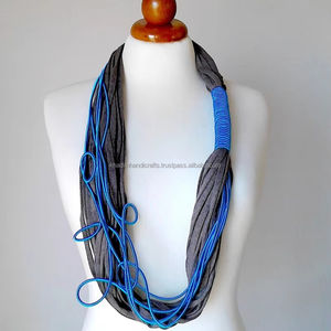 Collier de perles de verre brodées artisanales Bijoux faits à la main sophistiqués pour des tenues modernes, traditionnelles et de fusion - Product Image 1